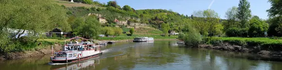 Der Naumburger Blütengrund liegt im Naturpark Saale-Unstrut-Triasland. Bei einer Schiffahrt vorbei an den malerisch von Weinbergsterrassen gesäumten Saaleauen kann man die Natur genießen.