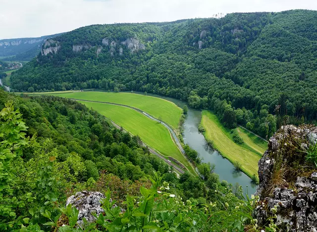 im Urlaub auf der Schwäbischen Alb den herrlichen Ausblick auf den Flusslauf der Donau genießen