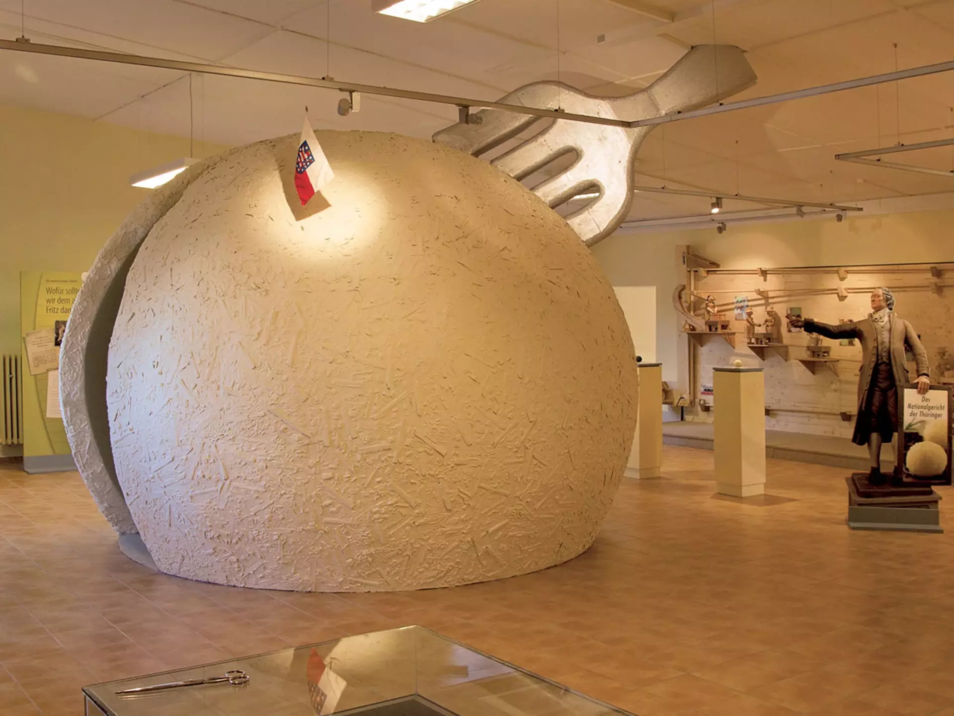 Thüringer Kloß-Museum in Heichelheim - © ABLIG Feinfrost GmbH Das Heichelheimer Kloßmuseum im Weimarer Land erwartet Besucher mit einer Kloß-Pyramide, dem Thüringer Kloß-Express, einem Speiseeismuseum sowie einer Fahrzeugausstellung.