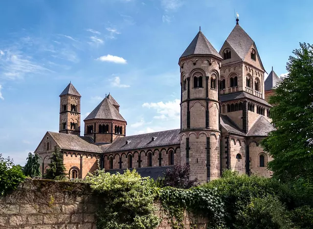 im Urlaub in der Eifel das Kloster Maria Laach, die hochmittelalterliche Klosteranlage am Laacher See besuchen