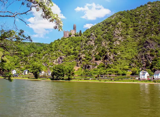 im Urlaub auf dem Bauernhof am Mittelrhein die Burg Maus bestaunen