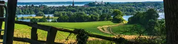 Hügelige Landschaft bei Plön – Urlaub auf dem Land in der Holsteinischen Schweiz  - © penofoto.de – stock.adobe.com  Eine hügelige Landschaft mit Seenplatte und dem Plöner Schloss in der Holsteinischen Schweiz lädt zu einem Urlaub auf dem Land ein.