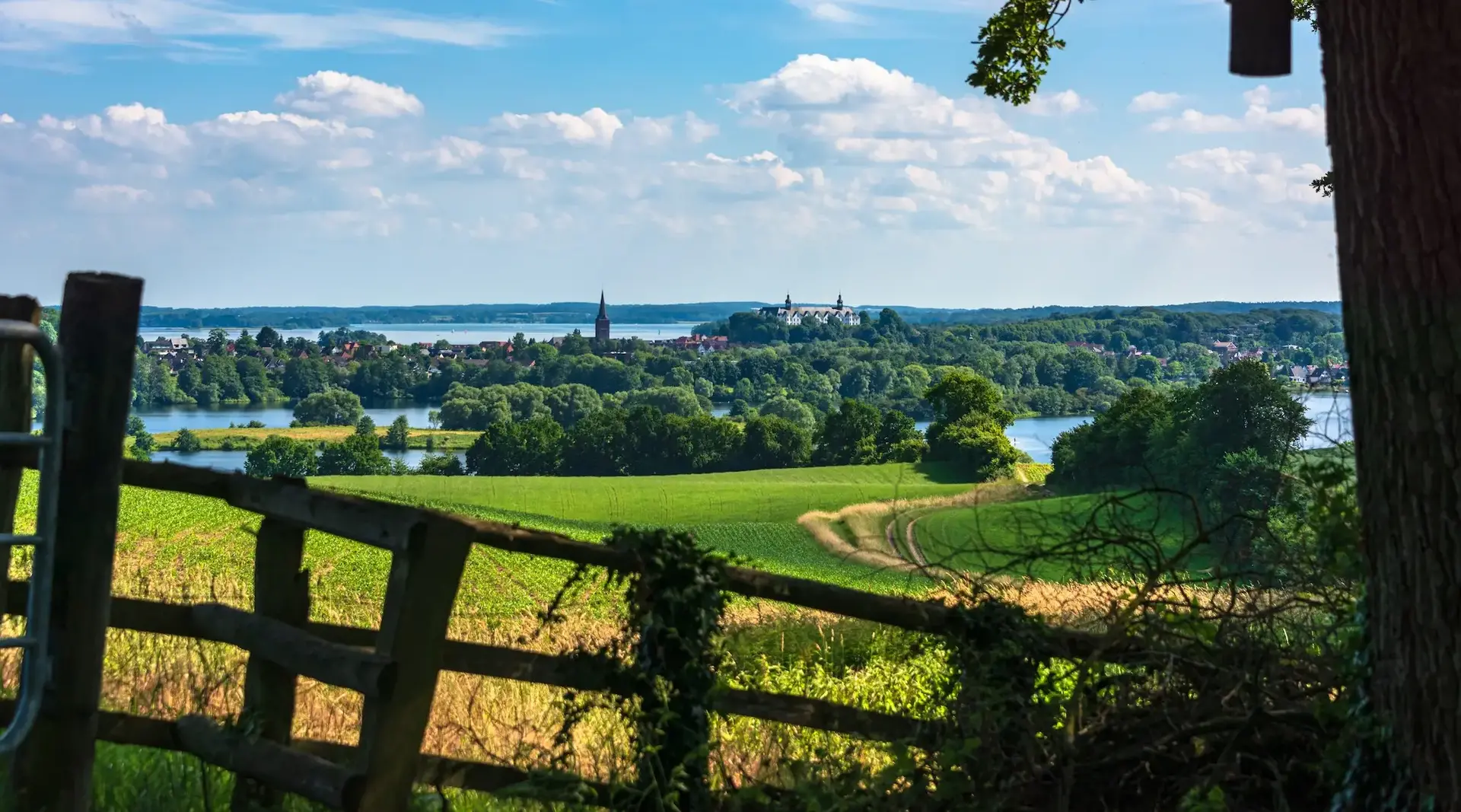 Eine hügelige Landschaft mit Seenplatte und dem Plöner Schloss in der Holsteinischen Schweiz lädt zu einem Urlaub auf dem Land ein. 