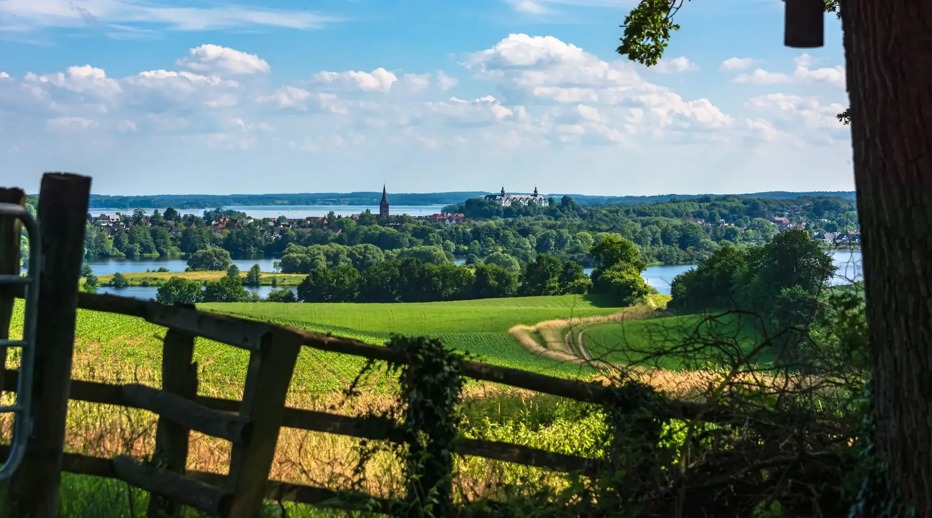 Hügelige Landschaft bei Plön – Urlaub auf dem Land in der Holsteinischen Schweiz - © penofoto.de – stock.adobe.com Eine hügelige Landschaft mit Seenplatte und dem Plöner Schloss in der Holsteinischen Schweiz lädt zu einem Urlaub auf dem Land ein.
