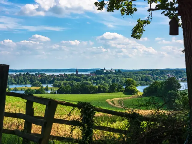 Eine hügelige Landschaft mit Seenplatte und dem Plöner Schloss in der Holsteinischen Schweiz lädt zu einem Urlaub auf dem Land ein. 
