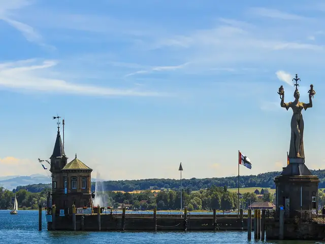 Hafeneinfahrt in Konstanz am Bodensee - © Pixabay.de, Tommy Rau bei einer Schifffahrt in den Bodensee Ferien die Statue Imperia im Hafen von Konstanz bewundern