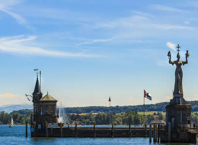 bei einer Schifffahrt in den Bodensee Ferien die Statue Imperia im Hafen von Konstanz bewundern