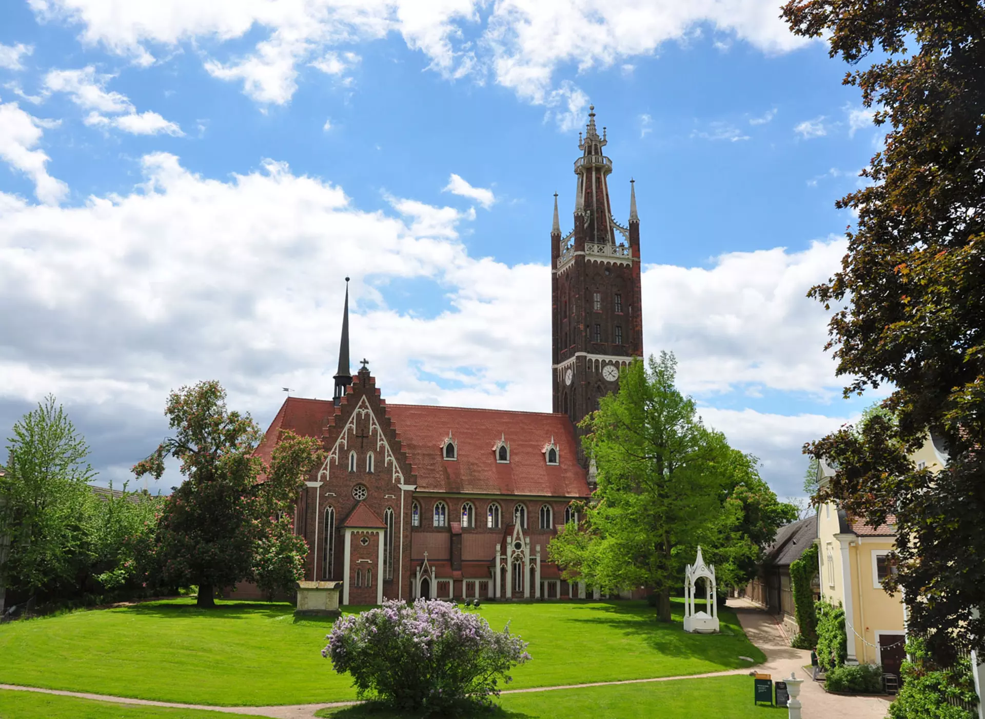 Die Kirche St. Petri mit dem Bibelturm ist das höchste Bauwerk im Gartenreich Dessau-Wörlitz.