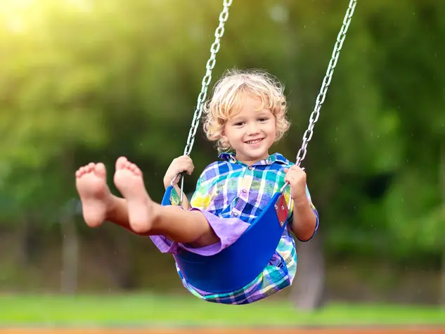 Auf dem Spielplatz toben - © famveldman, AdobeStock.com im Urlaub auf dem Kinderhof toben die Kinder auf dem Spielplatz