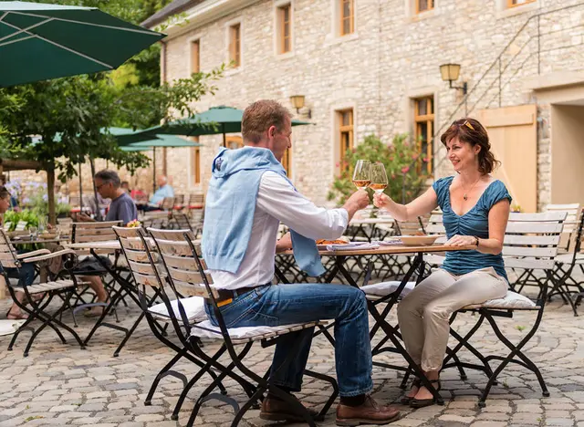 im Urlaub auf dem Weingut am Rhein Wein in der Straußwirtschaft genießen