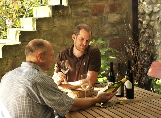 im Urlaub am Weingut bei einer Führung über den Winzerhof an einer Weinverkostung teilnehmen