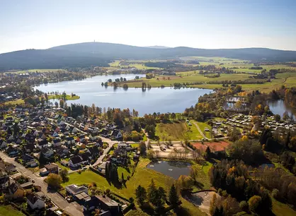 Blick auf Weißenstadt im Fichtelgebirge - © Stadt Weißenburg, im Urlaub auf dem Bauernhof im Fichtelgebirge einen Ausflug zum Weißenstädter See machen
