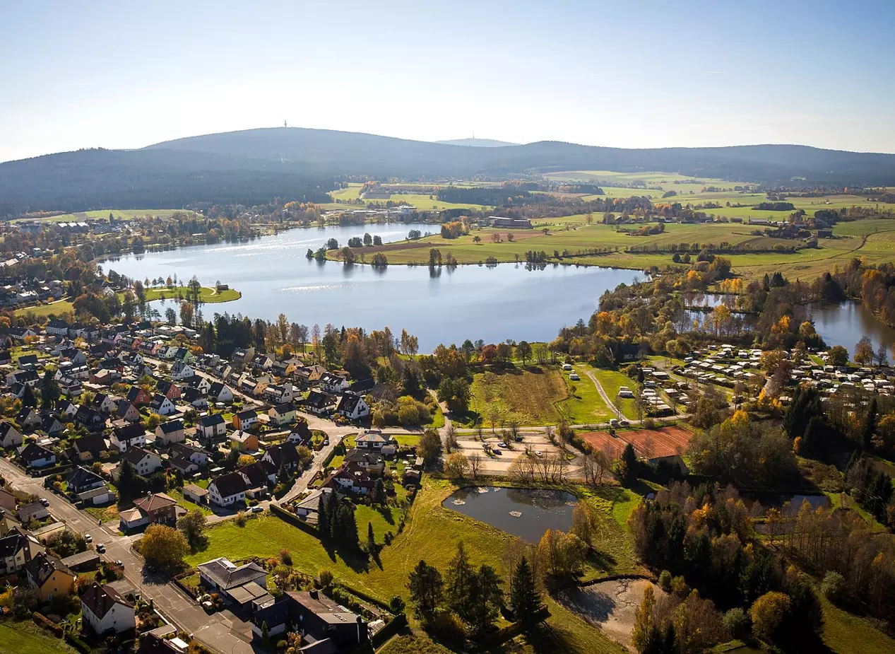 Blick auf Weißenstadt im Fichtelgebirge - © Stadt Weißenburg, im Urlaub auf dem Bauernhof im Fichtelgebirge einen Ausflug zum Weißenstädter See machen