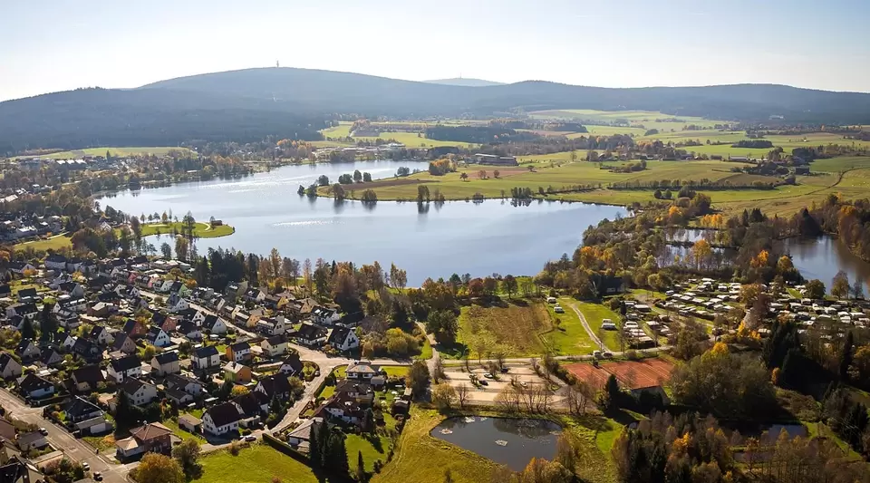 Blick auf Weißenstadt im Fichtelgebirge - © Stadt Weißenburg, im Urlaub auf dem Bauernhof im Fichtelgebirge einen Ausflug zum Weißenstädter See machen