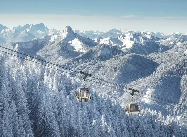 im Urlaub auf dem Bauernhof in der Alpenregion Tegernsee Schliersee von Rottach-Egern am Tegernsee auf den Wallberg in den Bayerischen Voralpen fahren
