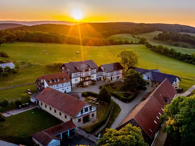 Gutshof in Thüringen bei Sonnenuntergang