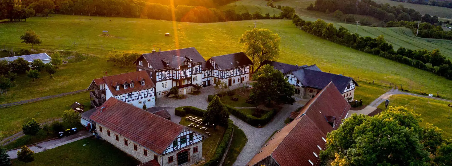 Gutshof in Thüringen bei Sonnenuntergang