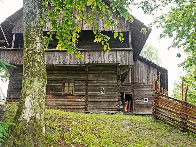 Kärntner Freilichtmuseum Maria Saal – Urlaub auf dem Land - © horst jürgen schunk, AdobeStock Historisches Bauernhaus im Kärntner Freilichtmuseum Maria Saal – Urlaub auf dem Land in Kärnten, Österreich.