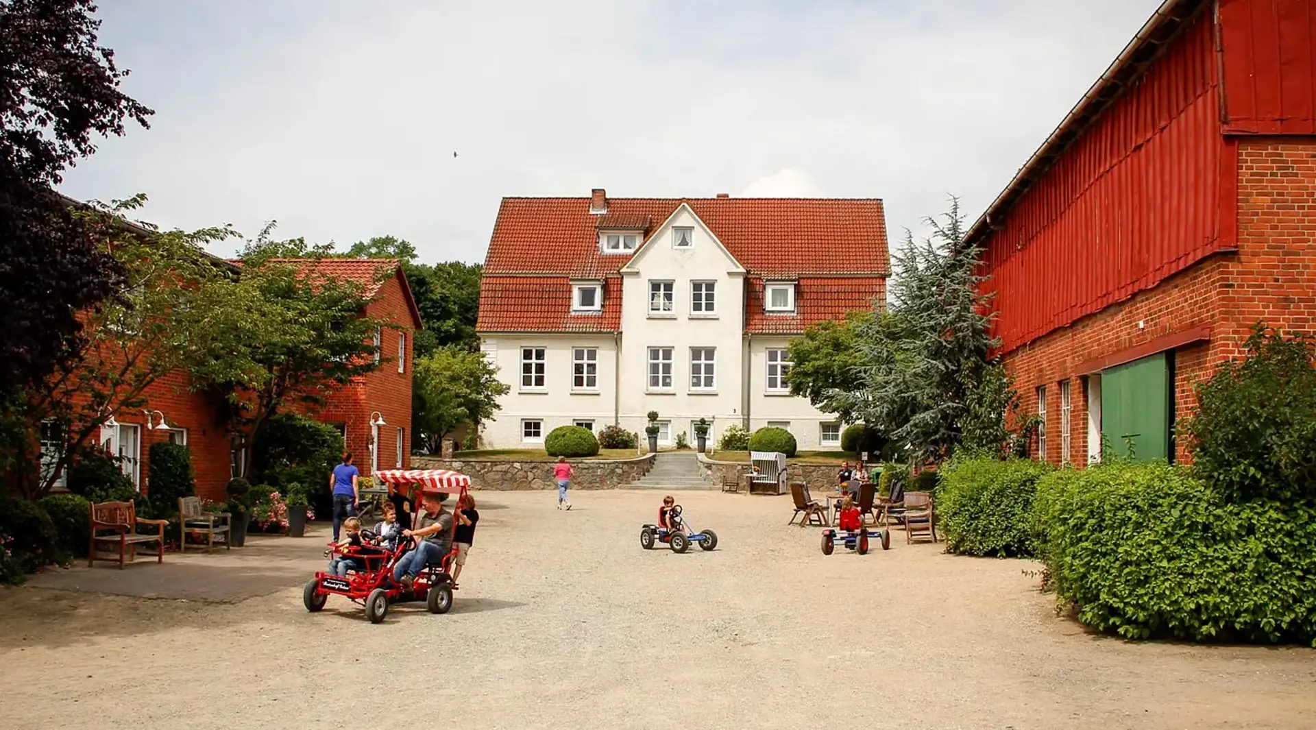 im Bauernhofurlaub in Schleswig-Holstein mit anderen Kindern auf dem Hof spielen
