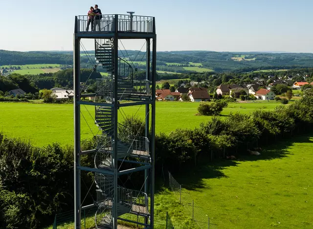 im Wanderurlaub im Westerwald auf den Hedwigsturm steigen und die Aussicht genießen