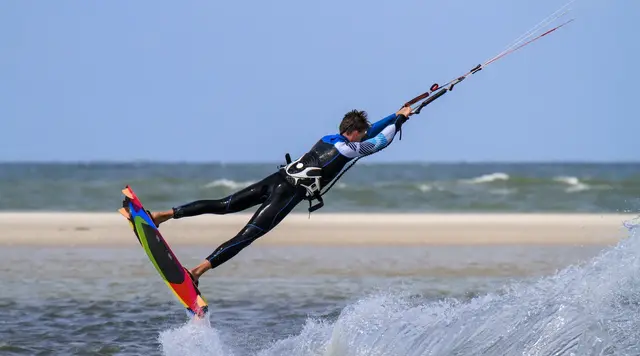 Kitesurfer auf einem Küstengewässer in ländlicher Umgebung