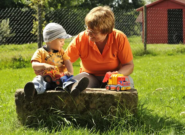 Spielen im Garten - © Landsichten.de, Susanne Mölle im Urlaub auf dem Kinderhof ist viel Zeit zum Spielen mit den Kindern