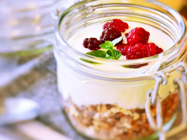 im Urlaub selbstgemachtes Müsli mit Obst auf dem Frühstücksbuffet genießen