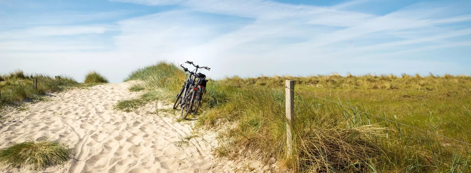 Fahrräder am Strandaufgang, Urlaub an der Ostsee