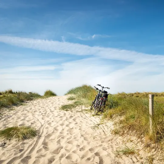 Fahrräder am Strandaufgang, Urlaub an der Ostsee
