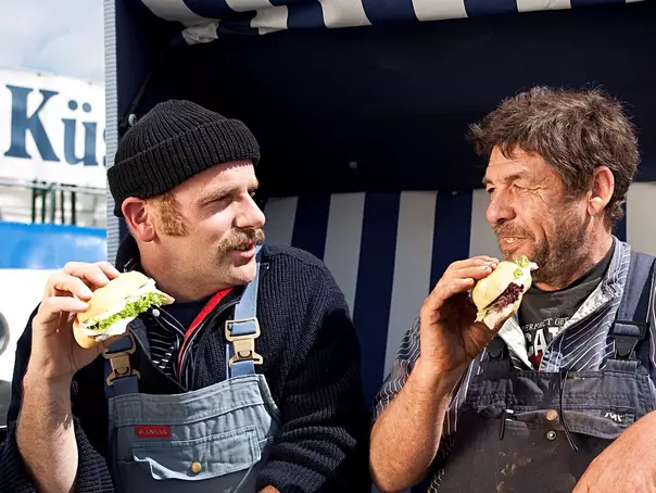 Lecker Fischbrötchen an der Küste von Schleswig-Holstein.