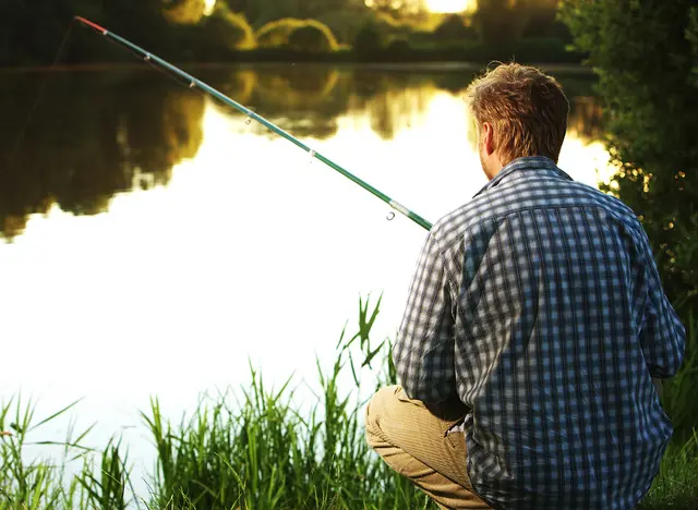 Angelurlaub am See: Angler wirft Rute aus