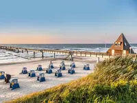 Strandkörbe bei Sonnenaufgang am Strand des Ostseebads Koserow auf Usedom