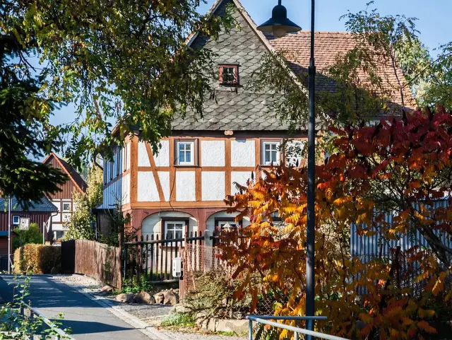 Traditionelles Umgebindehaus in der Oberlausitz mit charakteristischer Holz- und Fachwerkbauweise