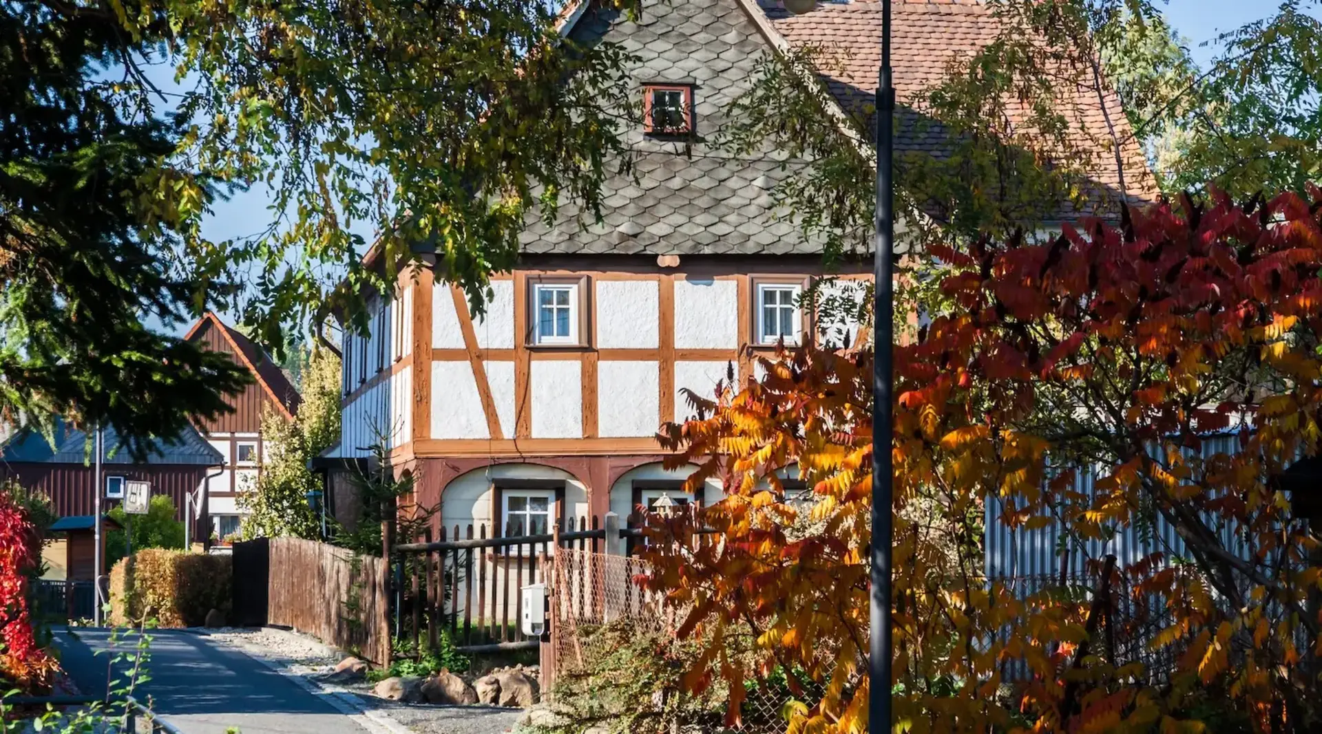 Traditionelles Umgebindehaus in der Oberlausitz mit charakteristischer Holz- und Fachwerkbauweise