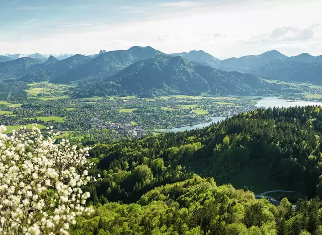 im urlaub auf dem Bauernhof in der Alpenregion Tegernsee Schliersee den Panoramablick auf den Tegernsee genießen