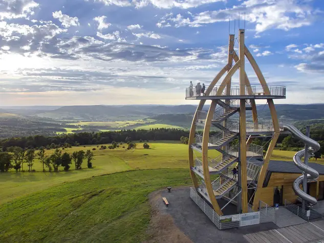 im Urlaub in der Rhön die Aussichtsplattform Noahs Segel besuchen und die Aussicht genießen