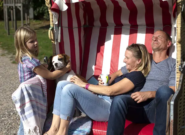 im Nordsee Urlaub mit Hund auf dem Bauernhof im Strandkorb entspannen