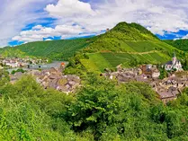Traben-Trarbach an der Mosel mit Weinbergen und Hunsrück, Rhein - © mojolo, Adobe Stock Traben-Trarbach an der Mosel mit Weinbergen und Hunsrück, Rhein