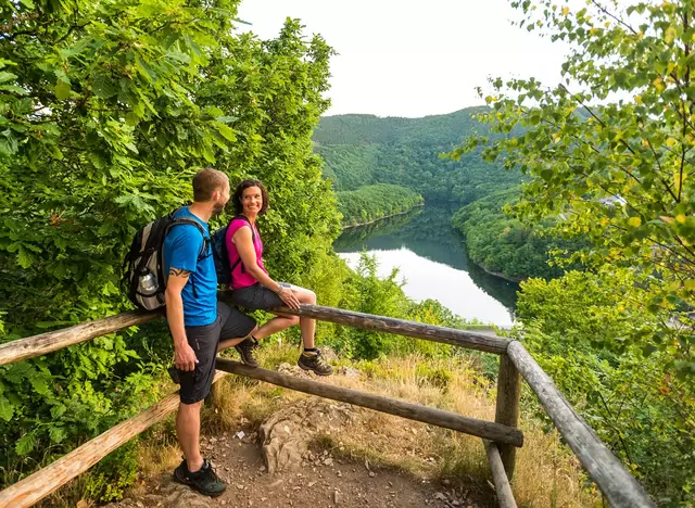 Wandern auf dem Eifelsteig an der Urfttalsperre in der Eifel in NRW