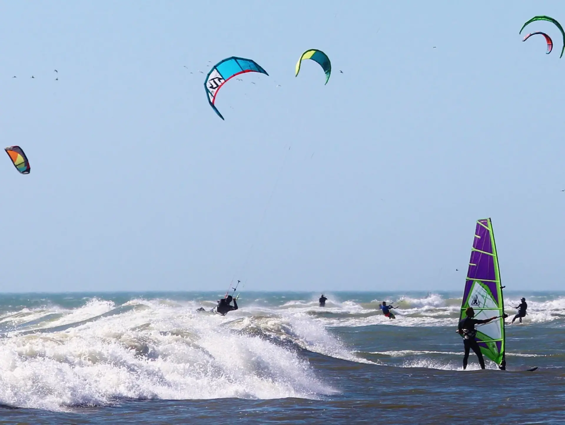 Kitesurfen auf der Insel Fehmarn - © Pixabay.com, Ulrike Mai Kitesurfer auf dem Meer vor Fehmarn – aktive Auszeit beim Bauernhofurlaub mit Wassersport und Kitesurfkurs.