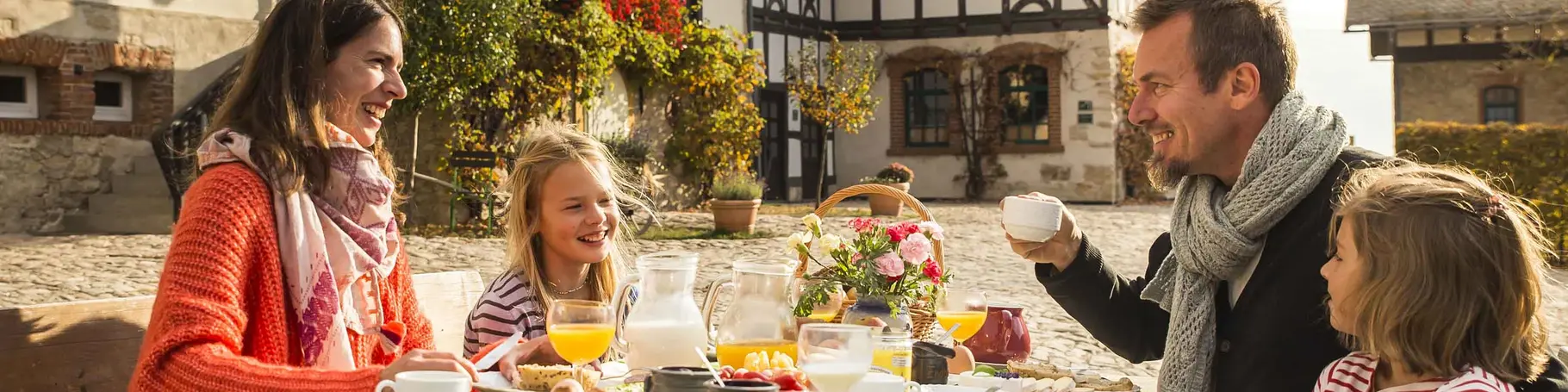 Frühstück mit frischen Produkten auf dem Ferienhof