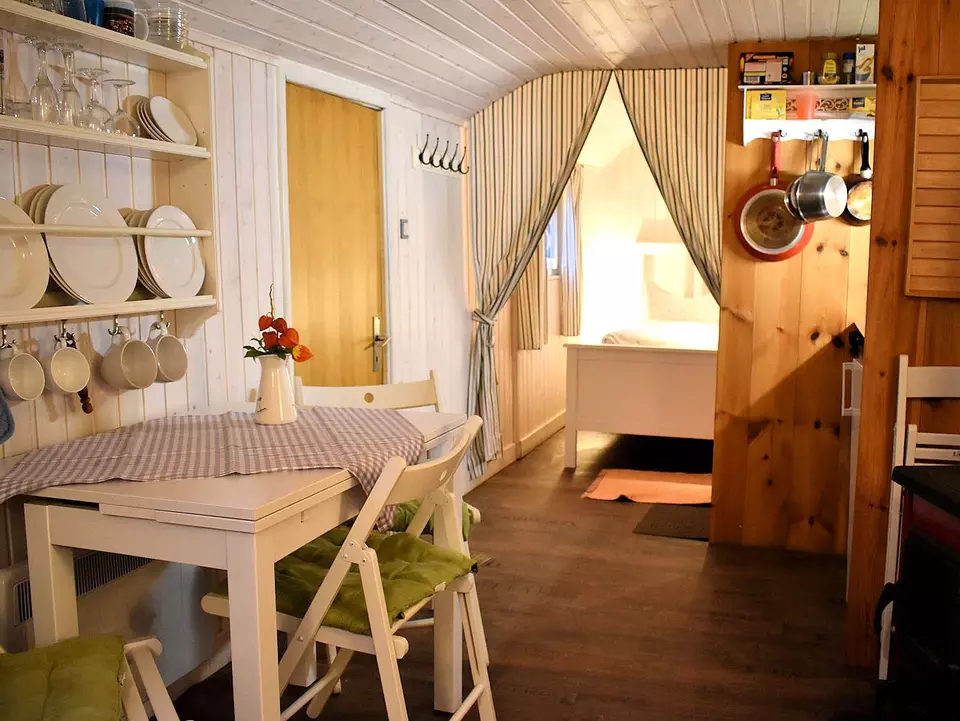 außergewöhnlich übernachten mit Kindern in Thüringen im Rummelwagen im Rittergut Nickelsdorfauf dem Pferdehof Kindermann in Metzels bei Meiningen