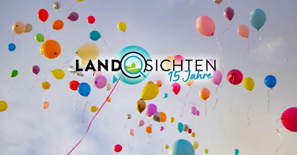 Bunte Luftballons fliegen in den Himmel. Im Vordergrund das Landsichten Logo mit 15 Jahre