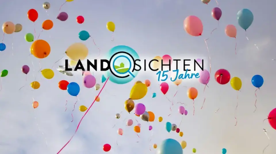 Bunte Luftballons fliegen in den Himmel. Im Vordergrund das Landsichten Logo mit 15 Jahre