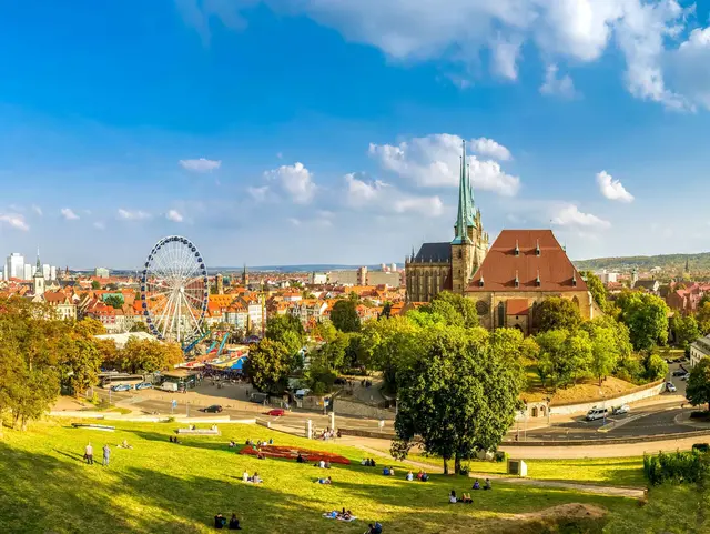 Vom Petersberg hat man einen herrlichen Ausblick auf den Domplatz mit dem Ensemble von Dom St. Marien und Severikirche.