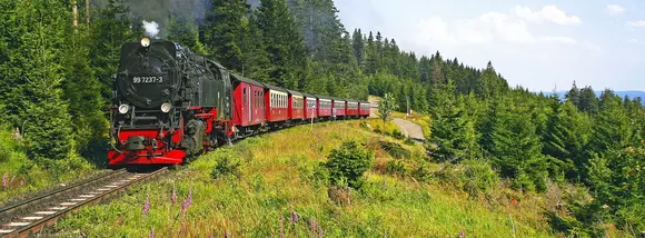 Die Fahrt mit der Harzquerbahn auf den Brocken ist ein besonderes Erlebnis bei einem Urlaub im Harz in Sachsen-Anhalt.