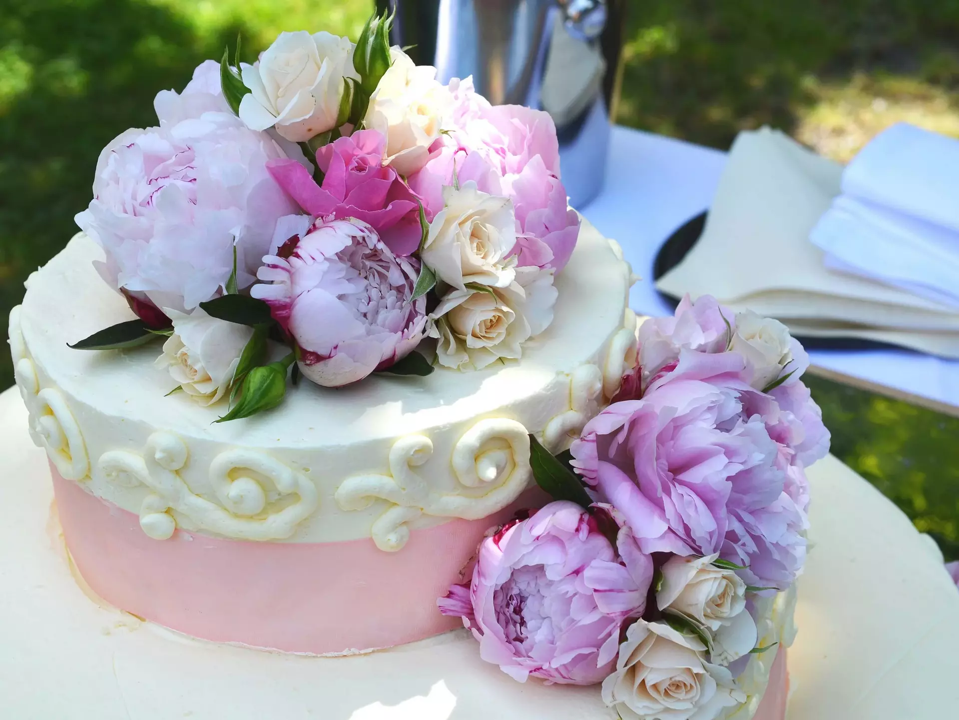 Hochzeitstorte mit Blumen - © congerdesign, Pixabay.com Hochzeitstorte mit Blumen im Garten auf dem Weingut
