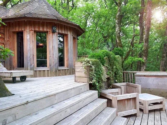 Große Holzterasse eines Baumhauses.