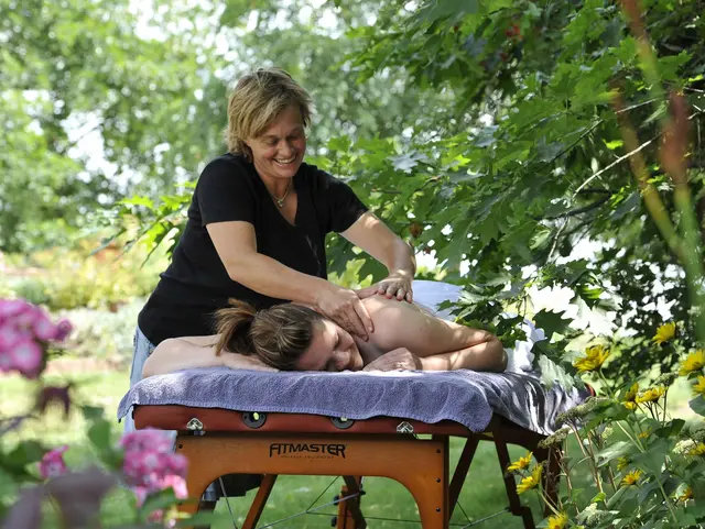im Urlaub auf dem Ferienhof eine Massage im Garten genießen