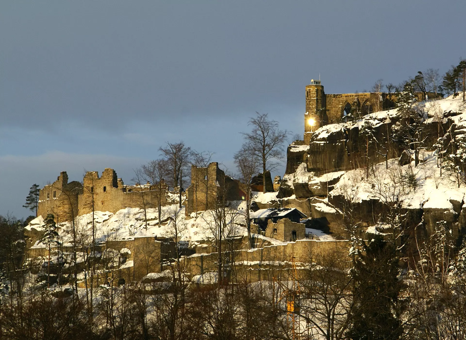 Vorbei an der Bergkirche Oybin gelangt man zur Burg- und Klosterruine in der Oberlausitz.